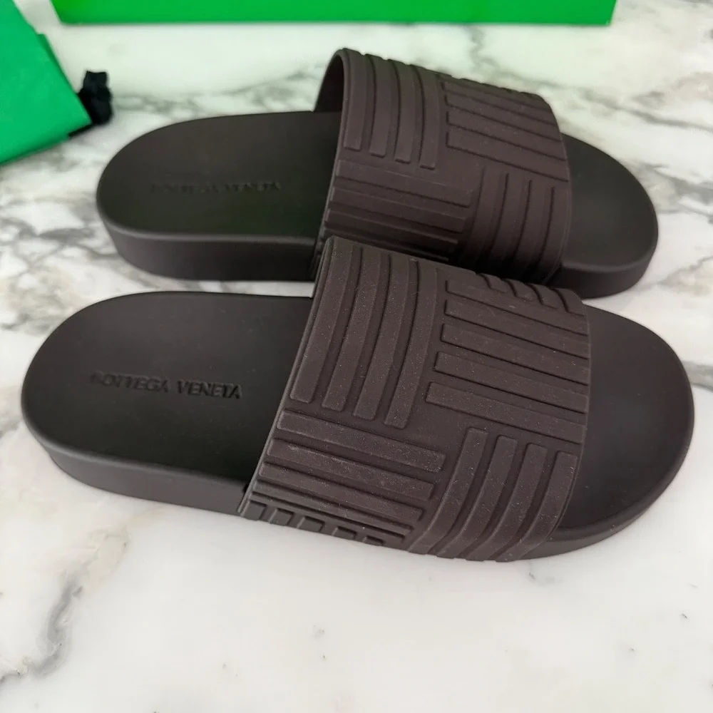 BOTTEGA VENETA 690105 Men's 'Slider' Pool Slide Sandals In Dark Brown Rubber 39